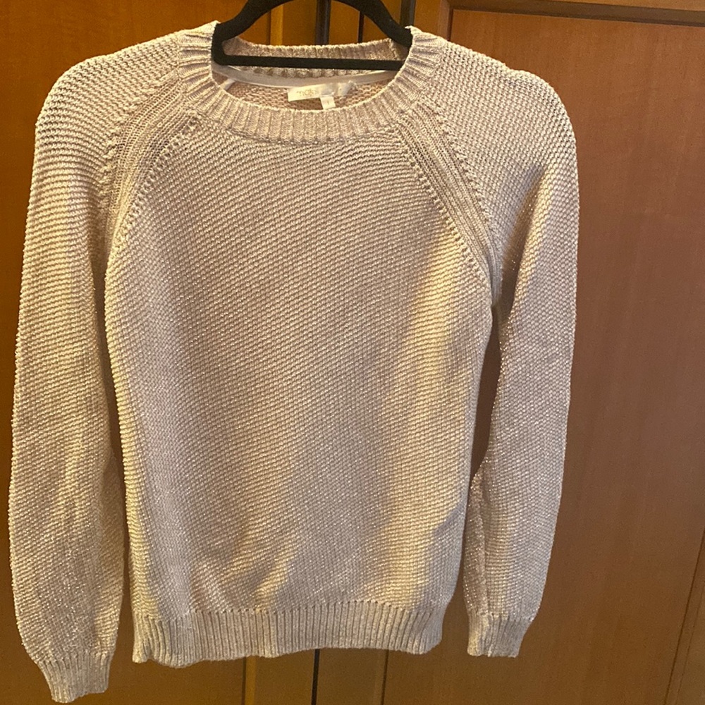 Cream crewneck sweater w/ gold thread.